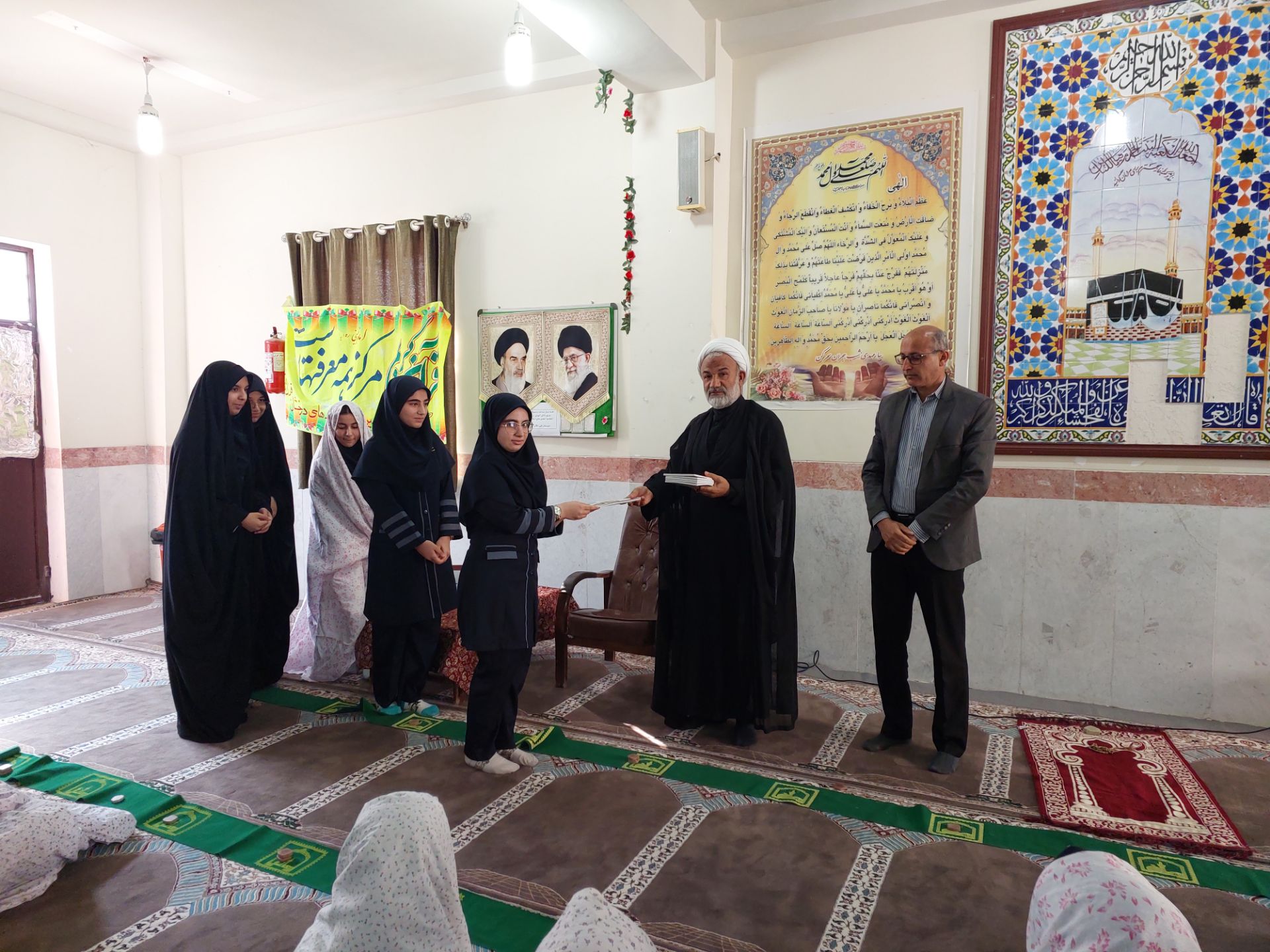 برپایی نماز و اجرای مسابقه بین نماز و اهداء جوایز